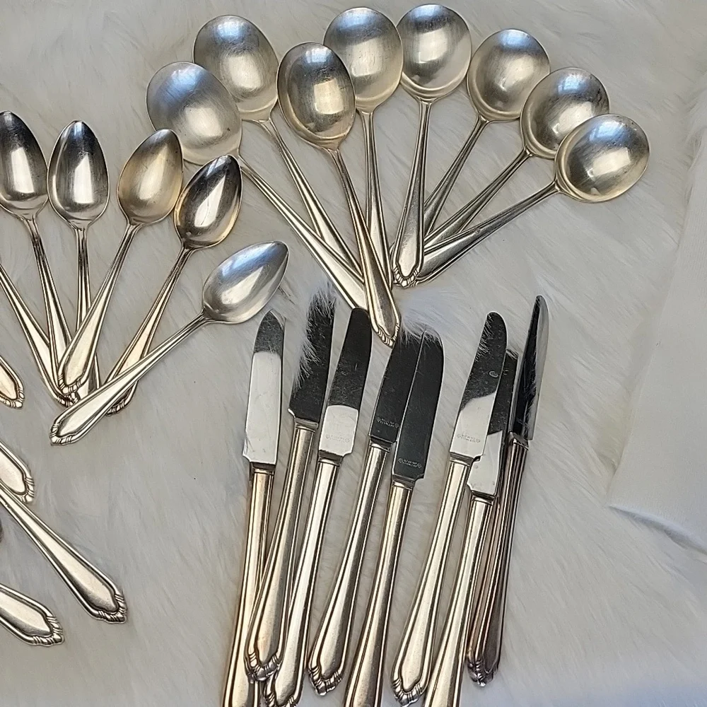 1881 ROGERS ONEIDA LTD. VTG Colchester Pattern Silver Plated Silverware Box‎ Set